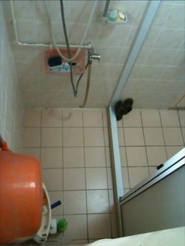 给女同事修热水器偷偷在她浴室装了个针孔摄像偷拍她洗澡